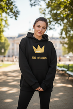 "Frau trägt schwarzen King of Kings Hoodie"