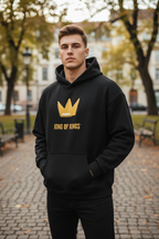 "Mann trägt schwarzen King of Kings Hoodie"