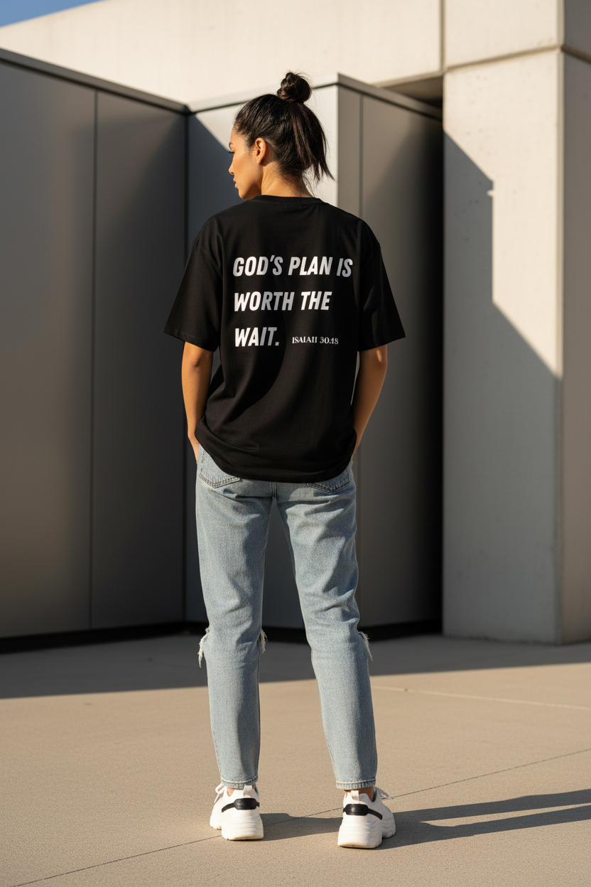 Frau trägt schwarzes God's Plan Oversized T-Shirt mit Backprint Isaiah 30:18