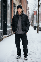 Mann trägt schwarze I Was Beanie mit weißem Kreuz-Symbol