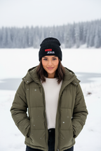 Frau trägt schwarze Follow Jesus Beanie mit rotem Label