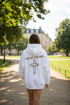 "Frau trägt weißen FEAR LOST AT THE CROSS Hoodie"