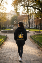 "Frau trägt schwarzen I AM A KING'S CHILD Hoodie Backprint"
