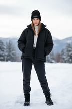 Frau trägt schwarze YHWH Our Savior Beanie mit weißem Text