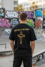 Mann im Skatepark trägt schwarzes Fear Lost At The Cross Oversized T-Shirt mit goldenem Kreuz