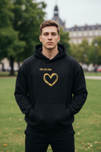 "Mann trägt schwarzen LOVE LIKE JESUS Hoodie"