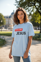 Frau trägt hellblaues Follow Jesus Oversized T-Shirt im Park