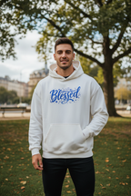 "Mann trägt weißfarbenen Blessed Hoodie"