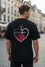 Mann trägt schwarzes Faith Hope Love Oversized T-Shirt mit Herz-Design
