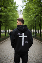"Mann trägt schwarzen DON'T GIVE UP Hoodie Backprint"